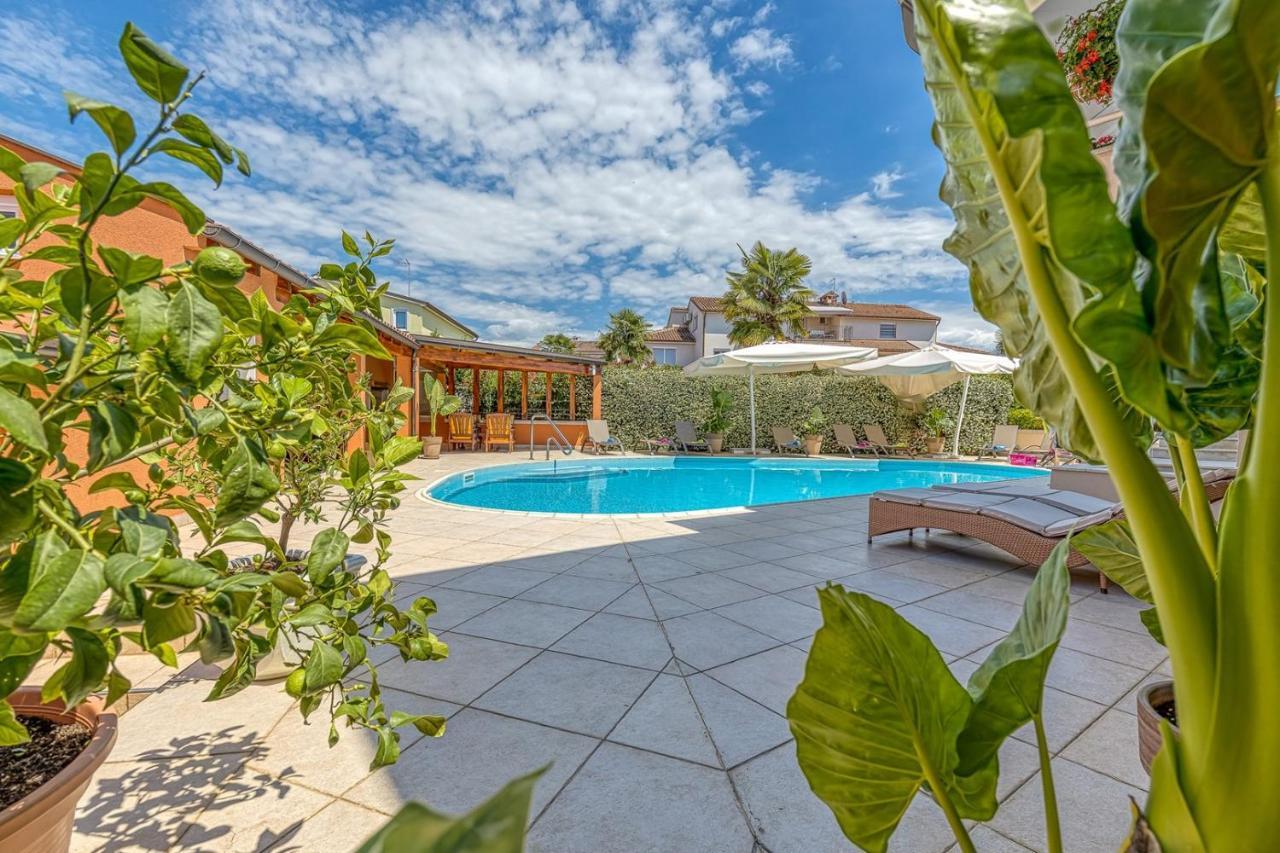 Apartment Complex Irena With Pool Poreč Dış mekan fotoğraf